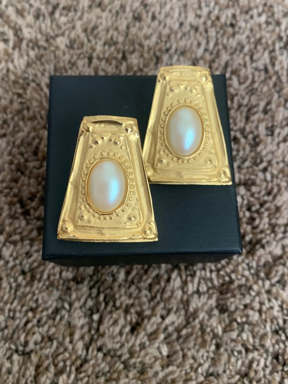 Givenchy Paris New York Gold Tone Faux Pearl Center Stud/Clip Earrings Cleopatra